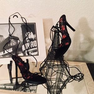 BLACK SANDAL HEELS